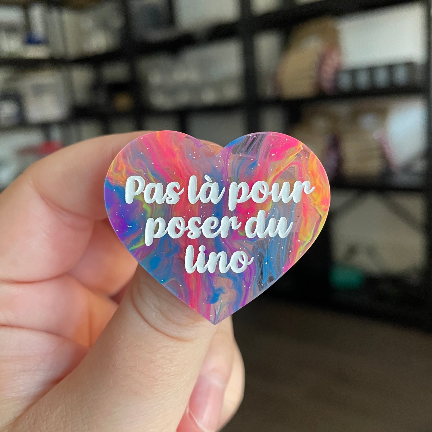 Broche "Pas là pour poser du lino" en acrylique semi transparente marbrée multicolore