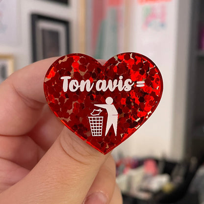 Broche "Ton avis = poubelle" en acrylique semi-transparente avec des confettis rouges