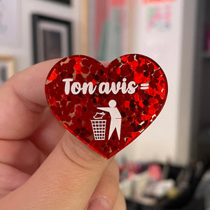 Broche "Ton avis = poubelle" en acrylique semi-transparente avec des confettis rouges