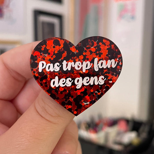 Broche "Pas trop fan des gens" en acrylique semi-transparente à pois rouges et noires
