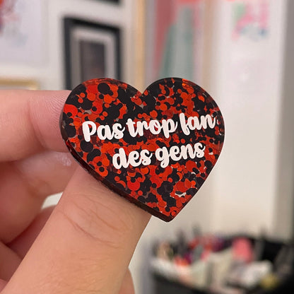 Broche "Pas trop fan des gens" en acrylique semi-transparente à pois rouges et noires