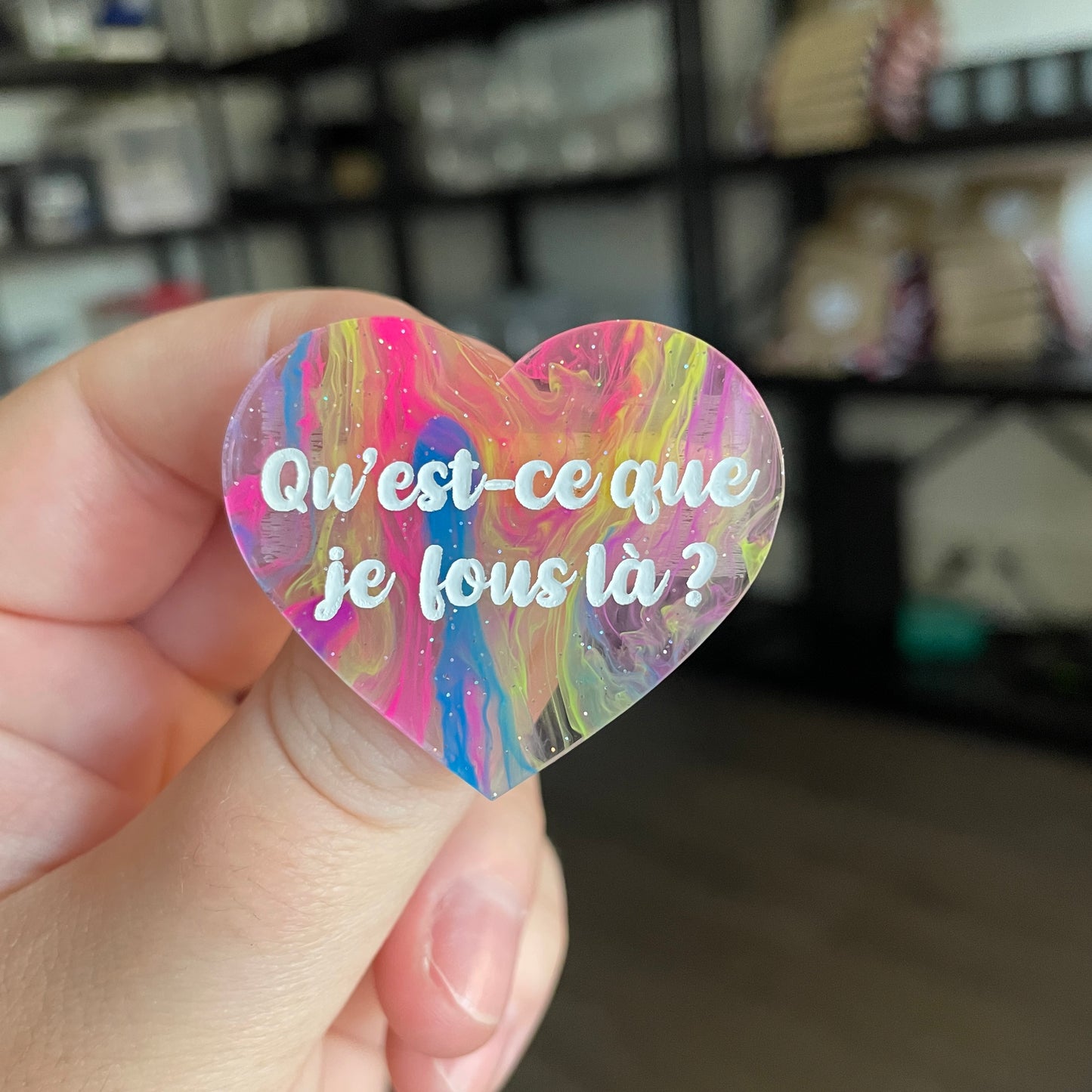Broche "Qu'est-ce que je fous là ?" en acrylique semi transparente marbrée multicolore