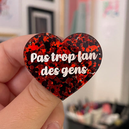 Broche "Pas trop fan des gens" en acrylique semi-transparente à pois rouges et noires