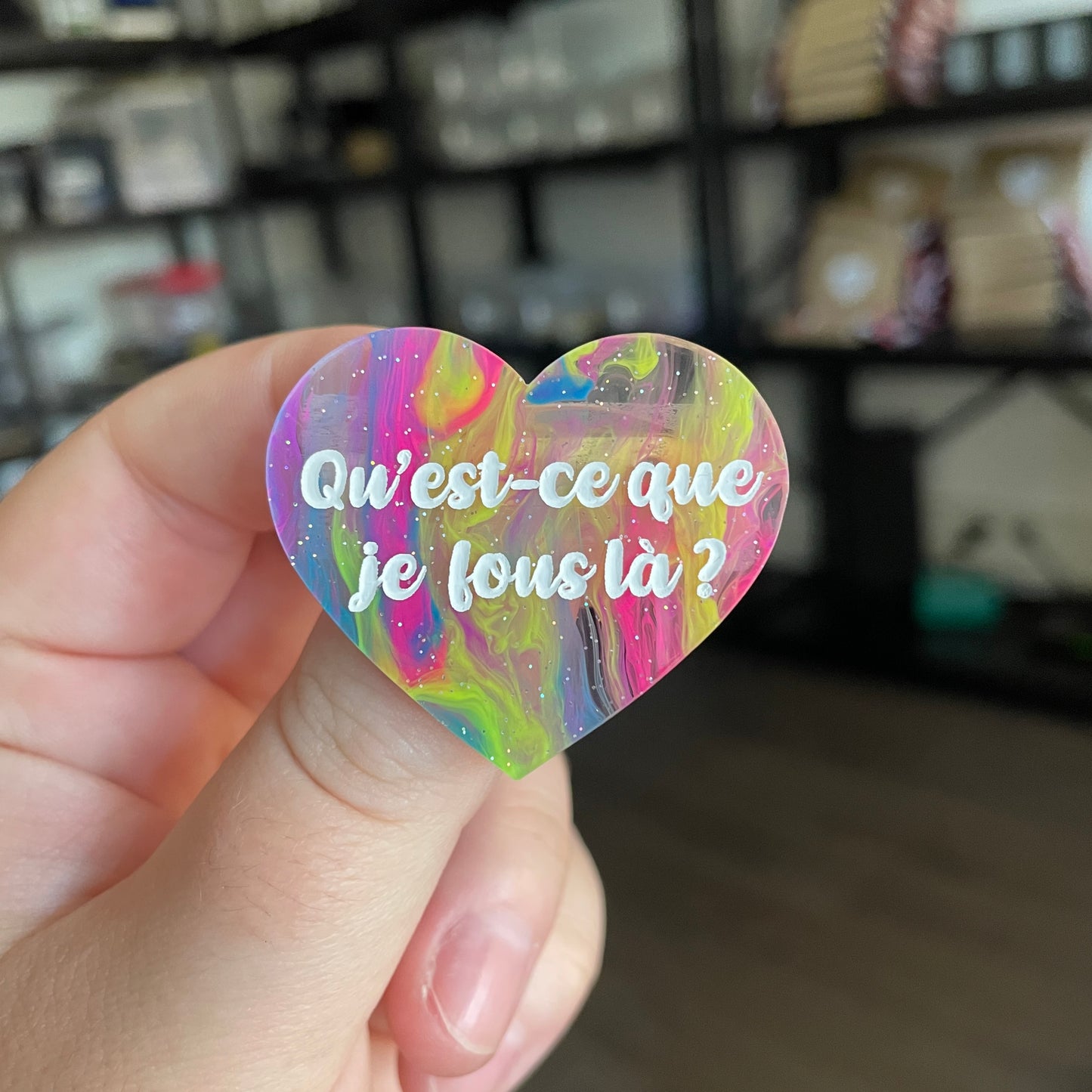 Broche "Qu'est-ce que je fous là ?" en acrylique semi transparente marbrée multicolore