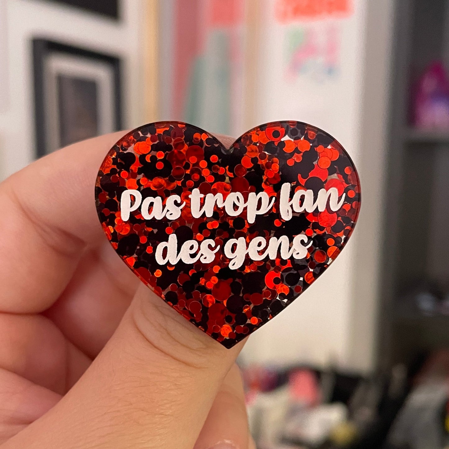 Broche "Pas trop fan des gens" en acrylique semi-transparente à pois rouges et noires