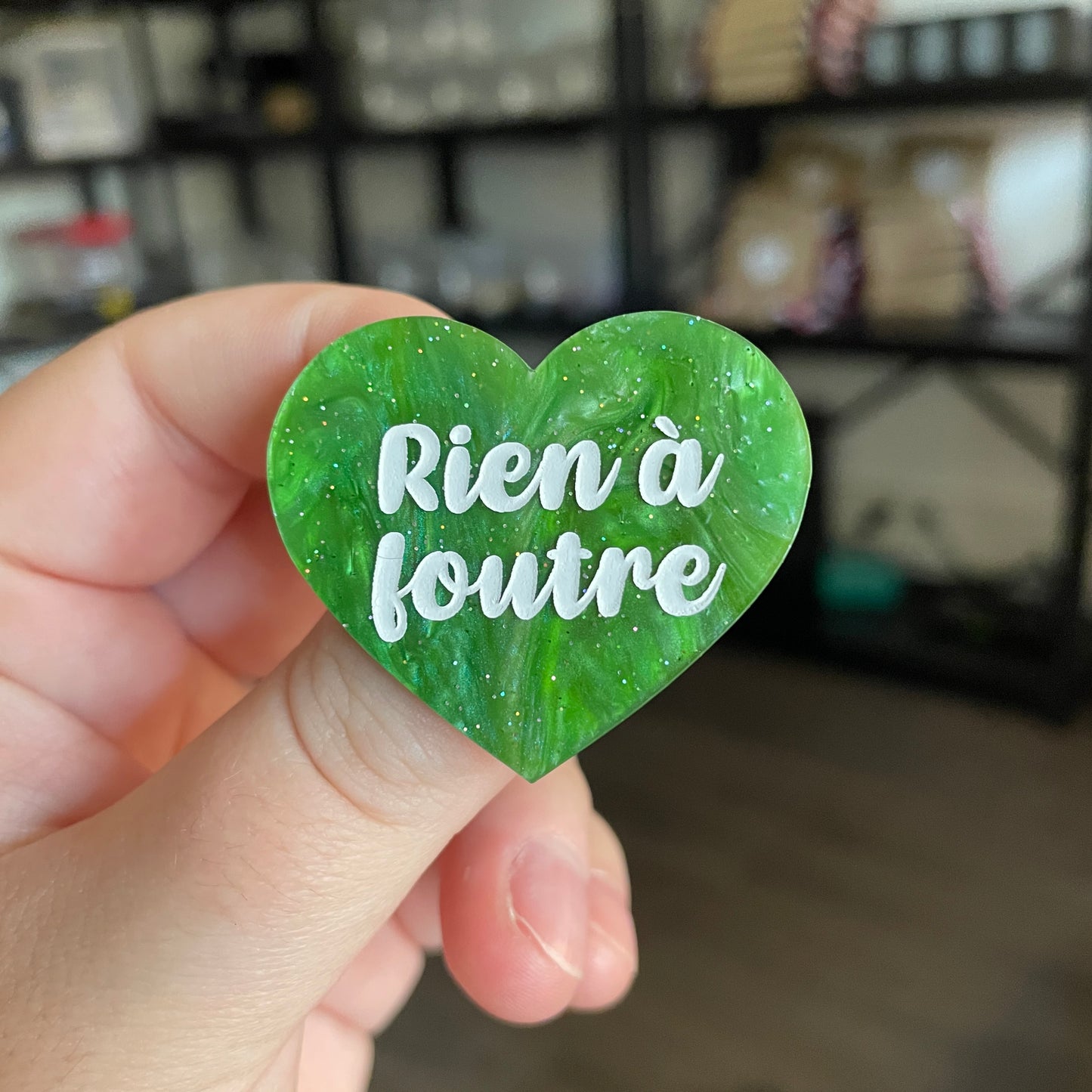 Broche "Rien à foutre" en acrylique marbrée verte à paillettes