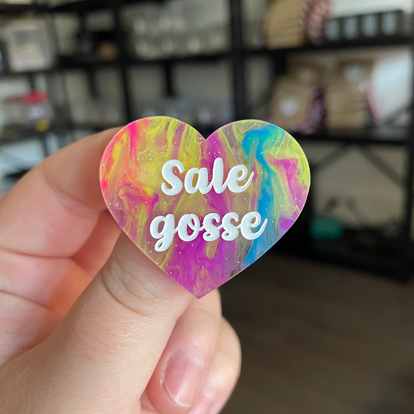 Broche "Sale gosse" en acrylique semi transparente marbrée multicolore