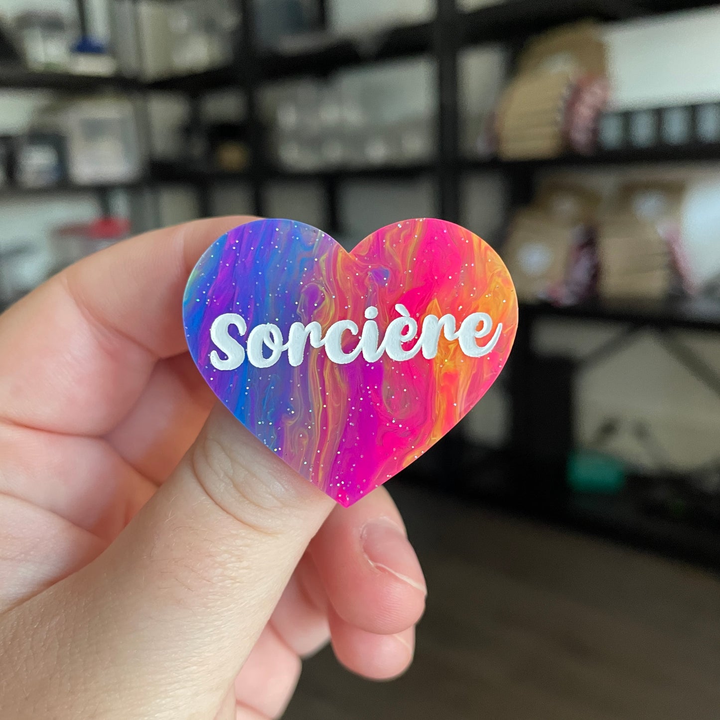 Broche "Sorcière" en acrylique semi transparente marbrée multicolore