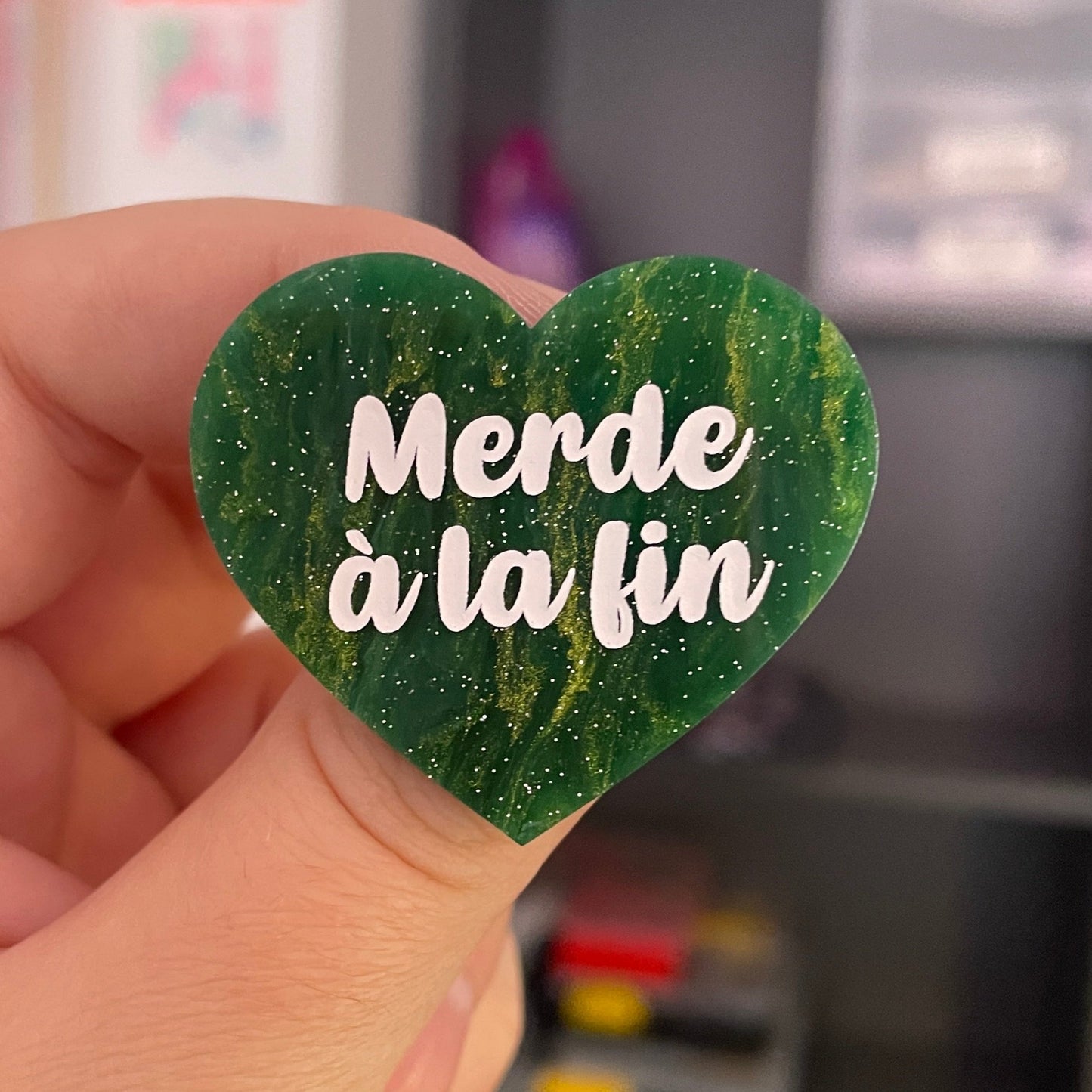 Broche "Merde à la fin" en acrylique marbrée verte et dorée