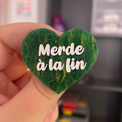 Broche "Merde à la fin" en acrylique marbrée verte et dorée