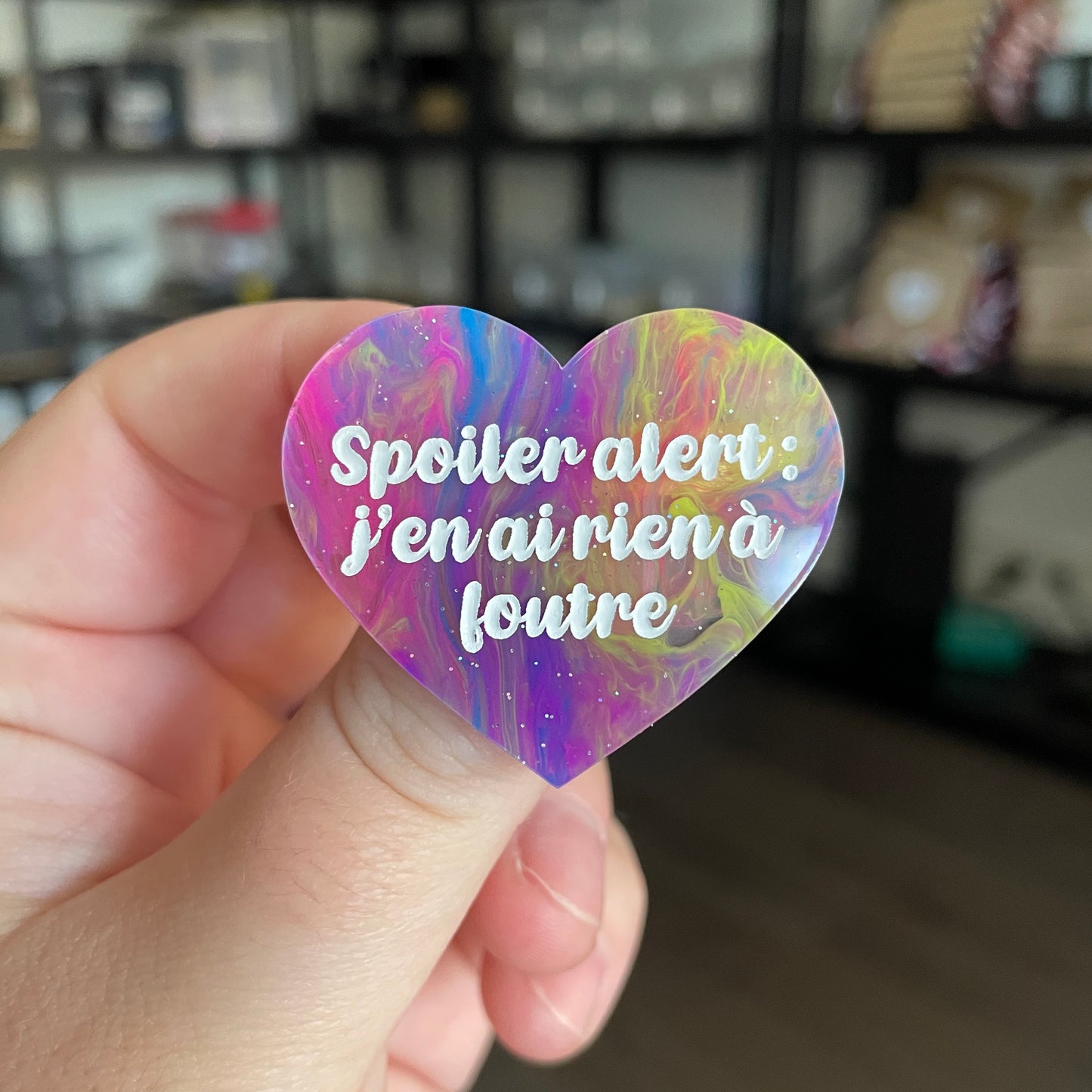 Broche "Spoiler alert : j'en ai rien à foutre" en acrylique semi transparente marbrée multicolore
