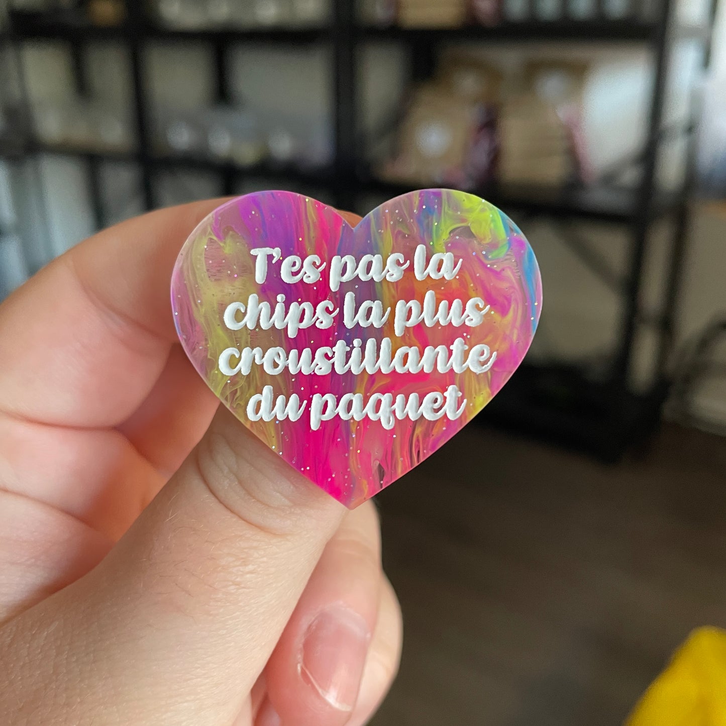 Broche "T'es pas la chips la plus croustillante du paquet" en acrylique semi transparente marbrée multicolore