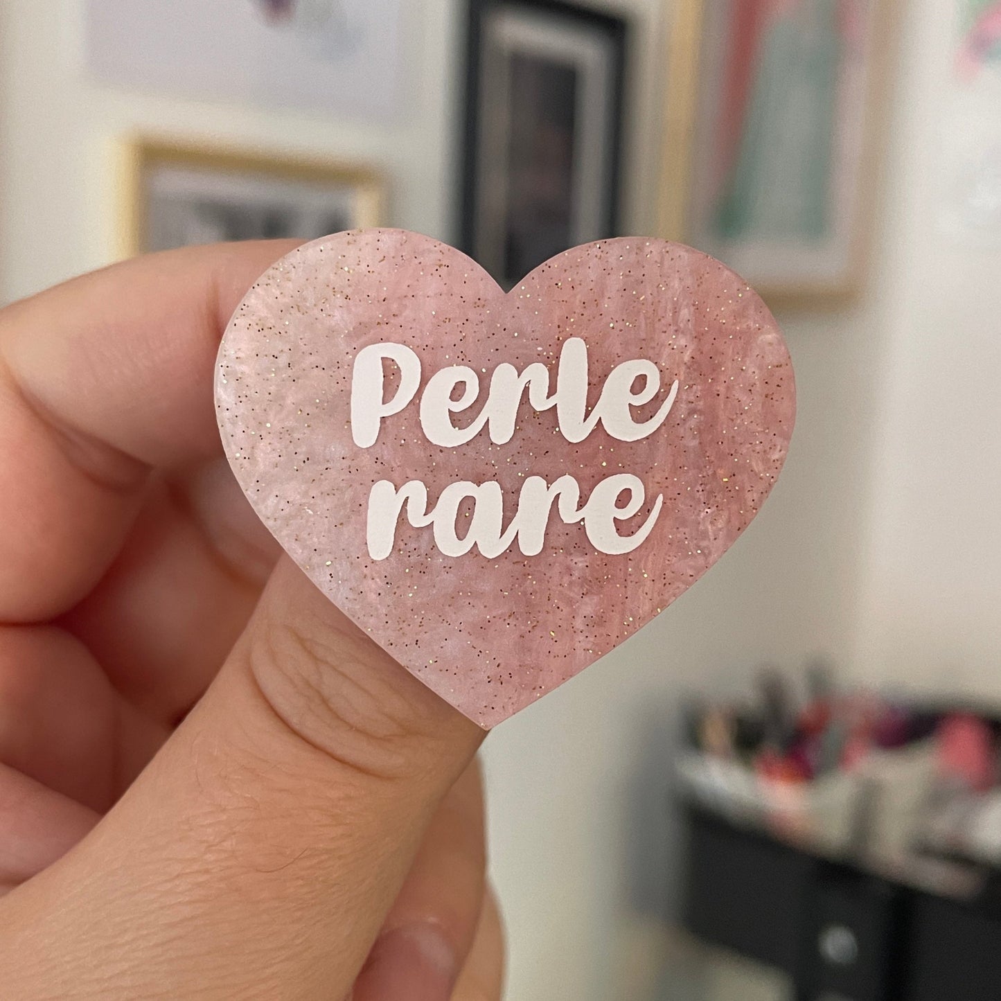 Broche "Perle rare" en acrylique marbrée rose à paillettes