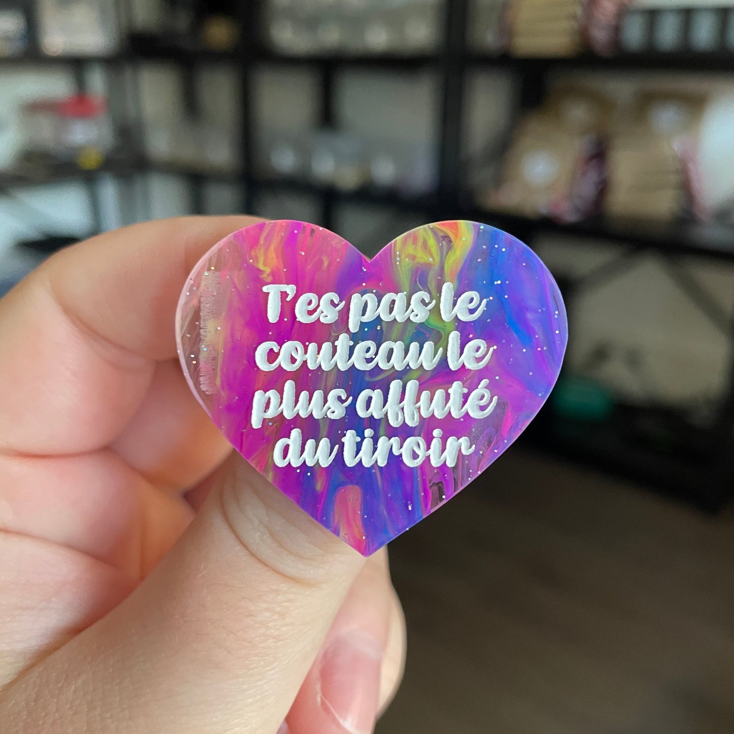 Broche "T'es pas le couteau le plus affuté du tiroir" en acrylique semi transparente marbrée multicolore