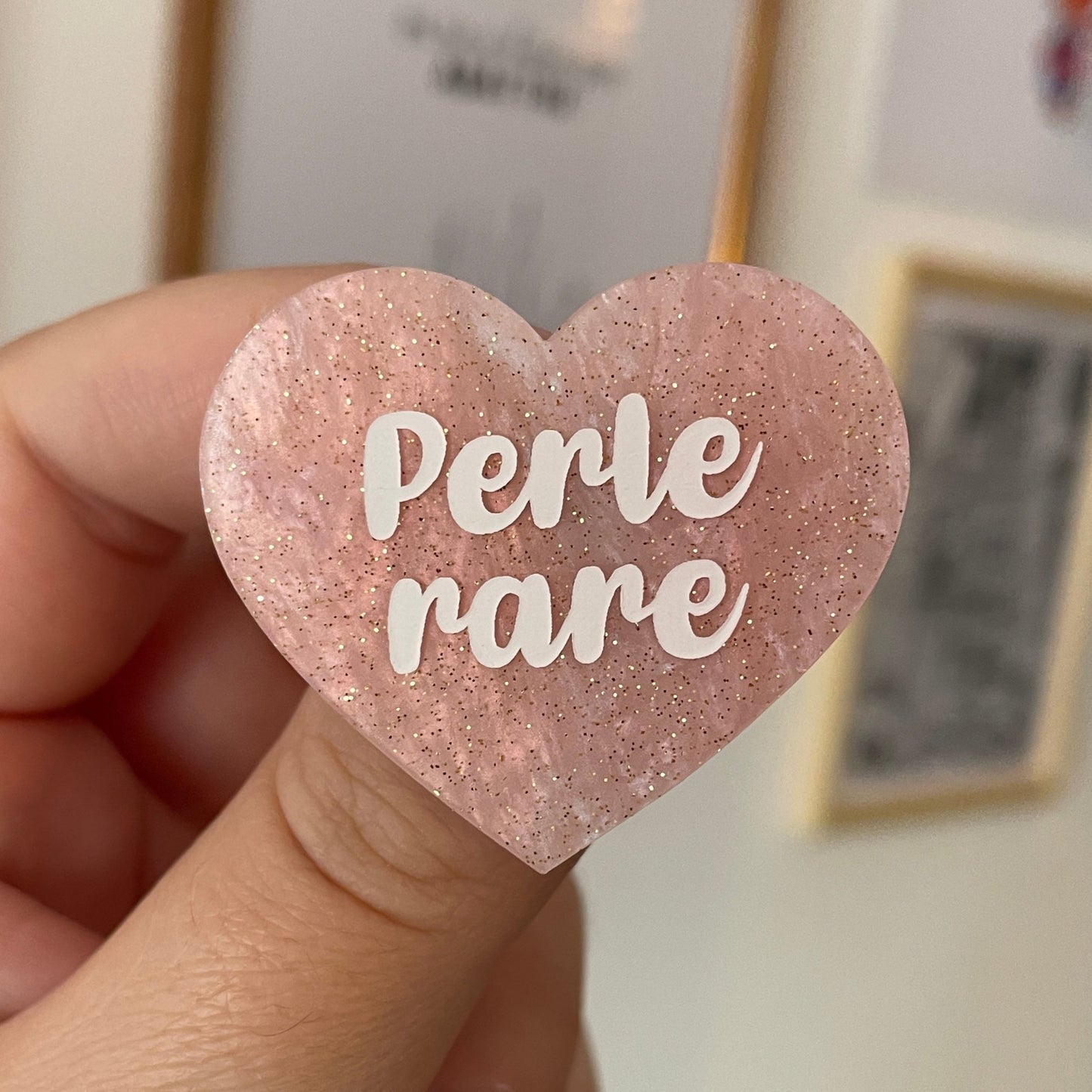 Broche "Perle rare" en acrylique marbrée rose à paillettes