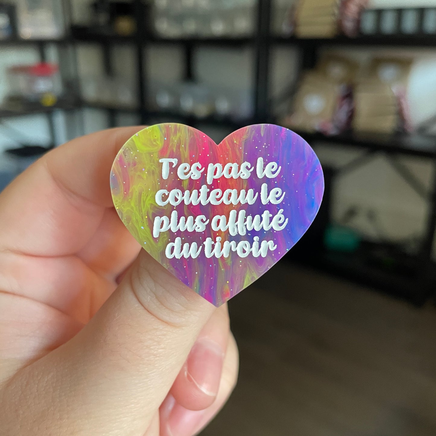 Broche "T'es pas le couteau le plus affuté du tiroir" en acrylique semi transparente marbrée multicolore