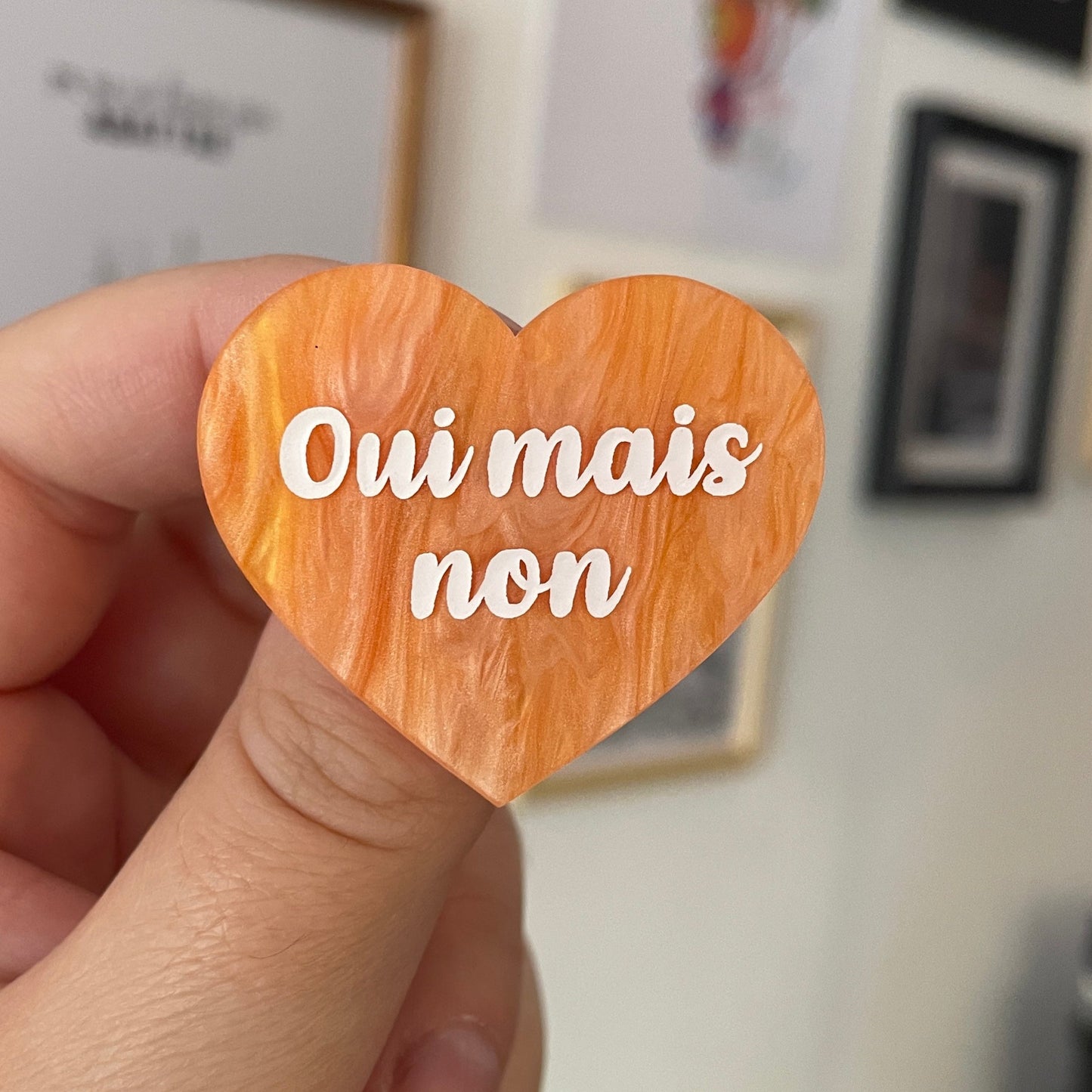 Broche "Oui mais non" en acrylique marbrée orange