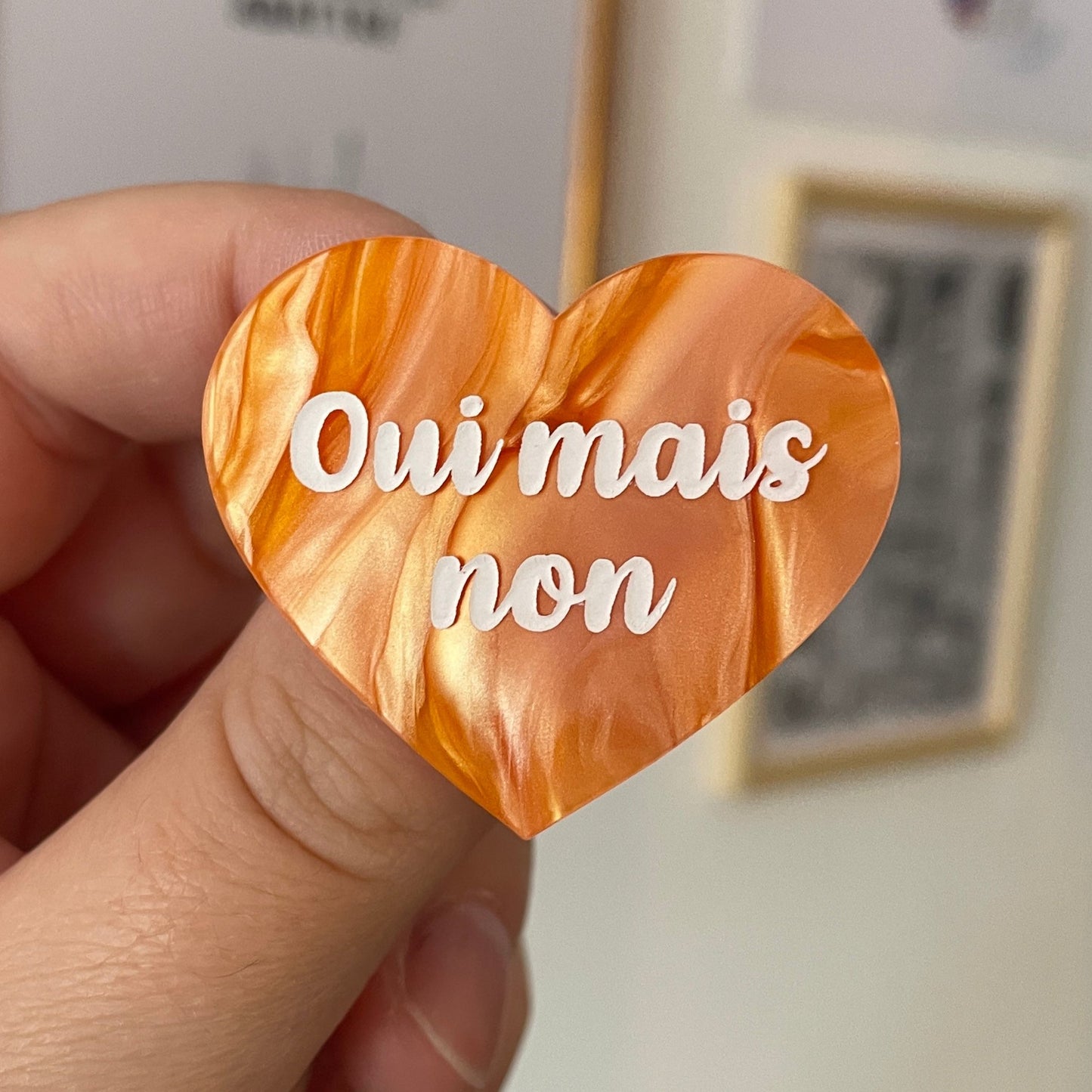 Broche "Oui mais non" en acrylique marbrée orange