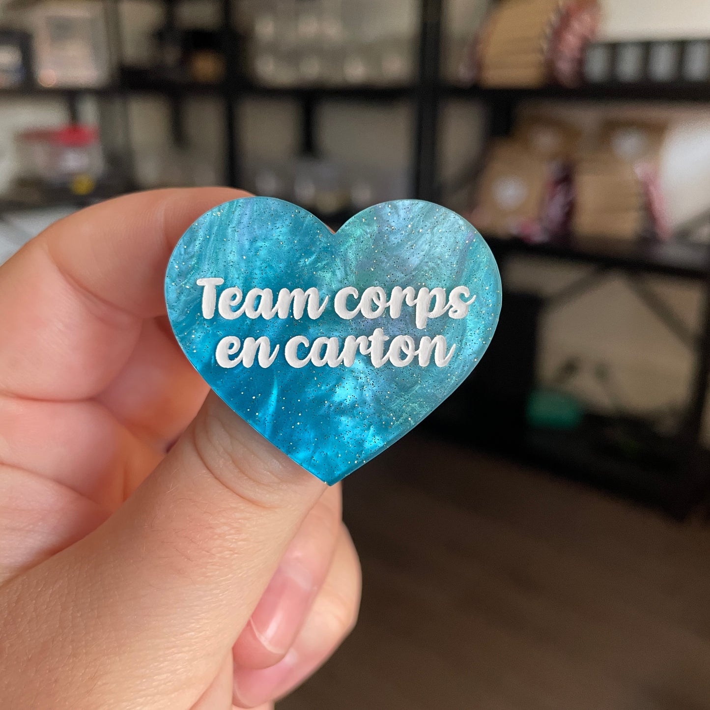 Broche "Team corps en carton" en acrylique marbrée bleue à paillettes