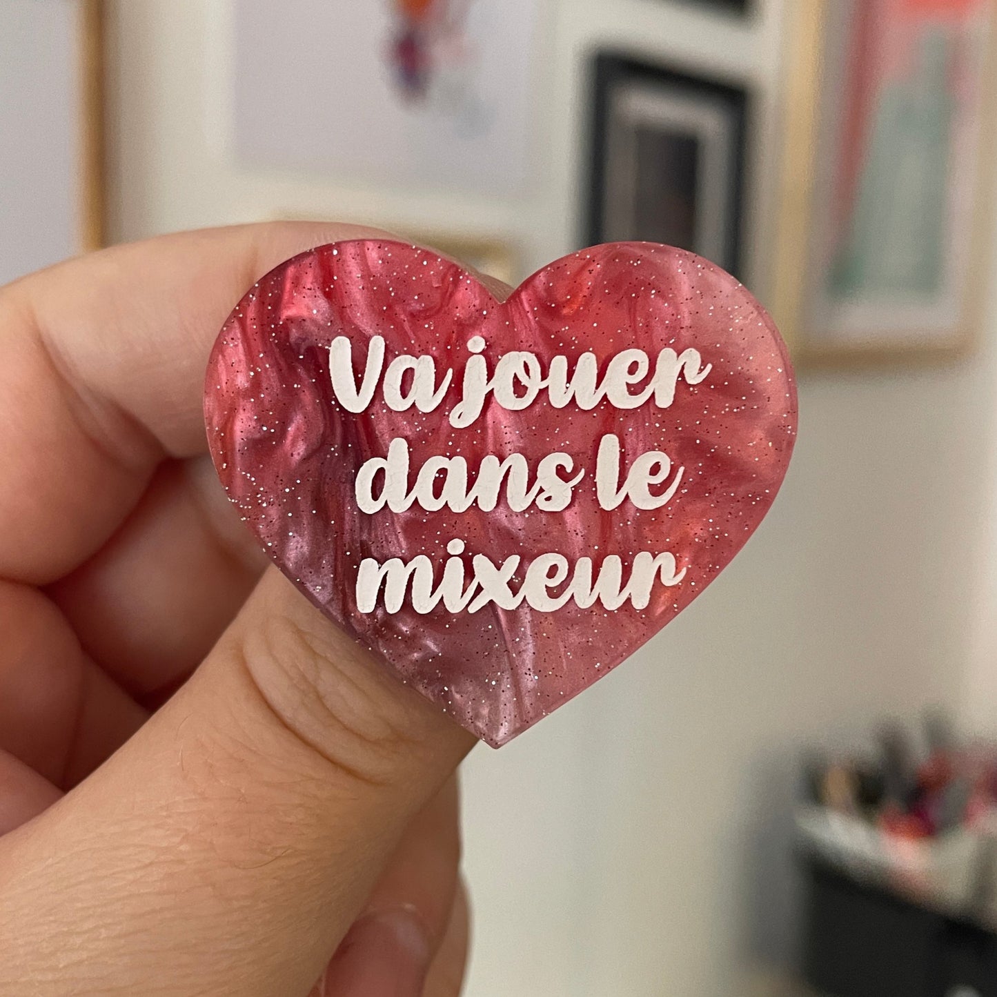 Broche "Va jouer dans le mixeur" en acrylique marbrée rouge, blanche et marron