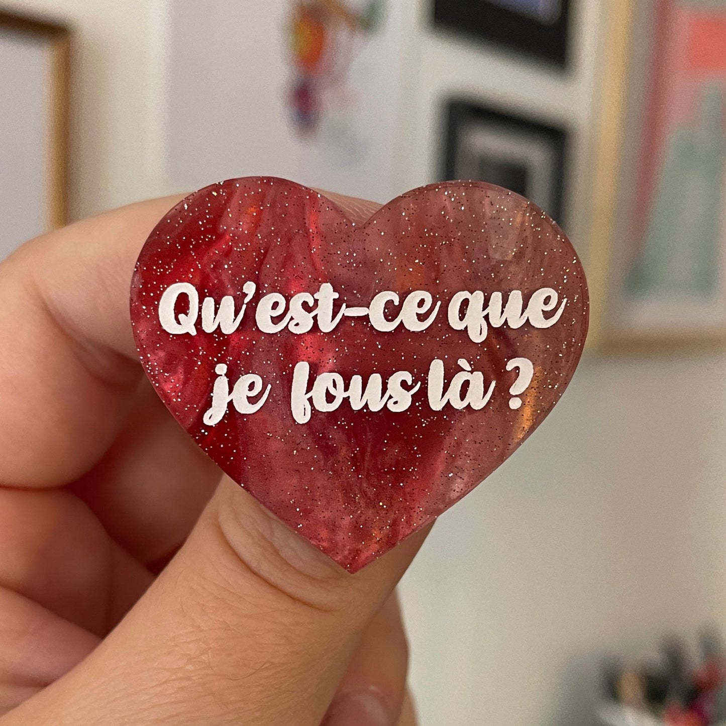 Broche "Qu'est-ce que je fous là ?" en acrylique marbrée blanche, rouge et marron