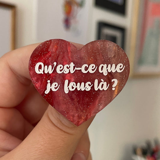 Broche "Qu'est-ce que je fous là ?" en acrylique marbrée blanche, rouge et marron