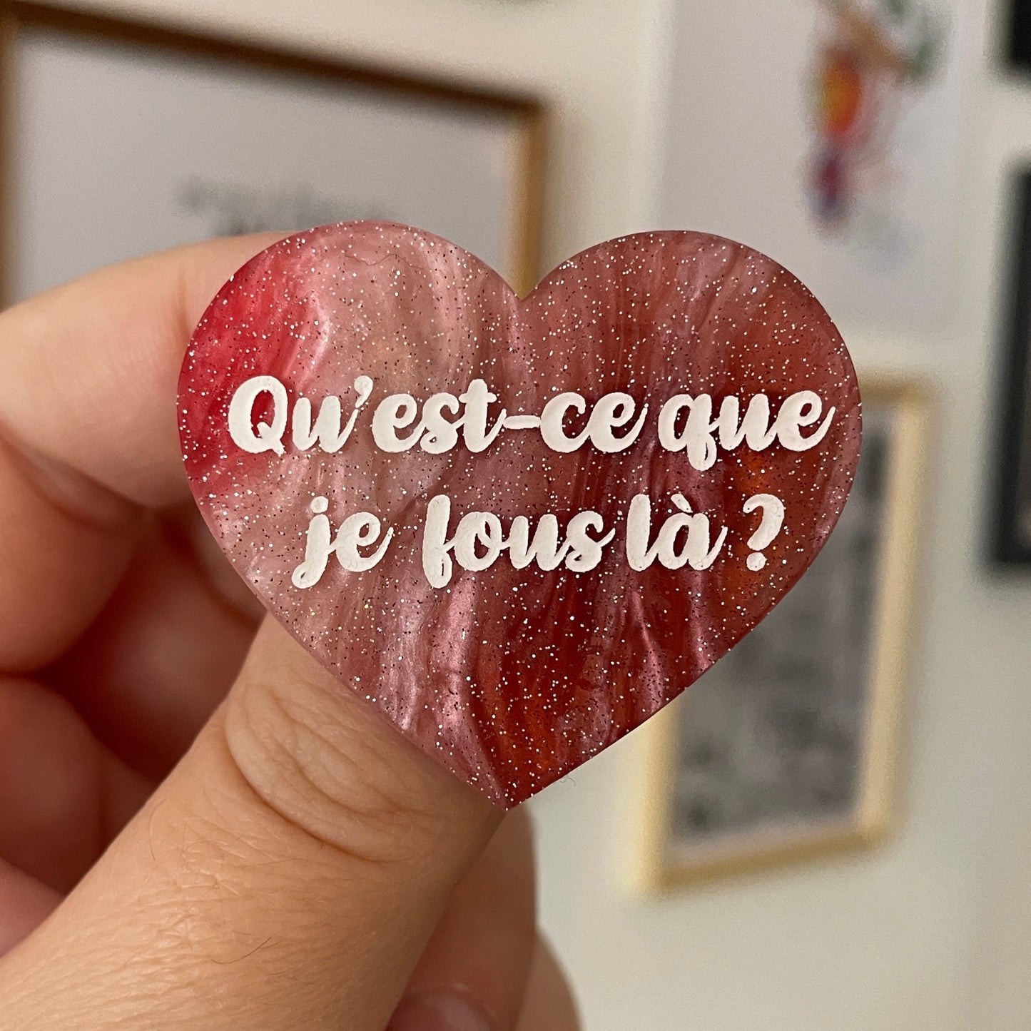 Broche "Qu'est-ce que je fous là ?" en acrylique marbrée blanche, rouge et marron