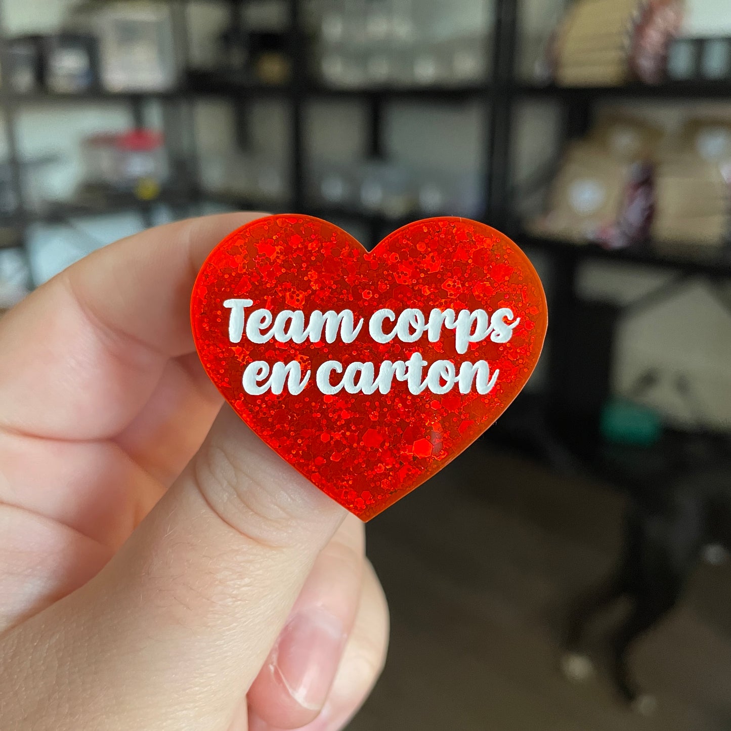 Broche "Team corps en carton" en acrylique à paillettes oranges
