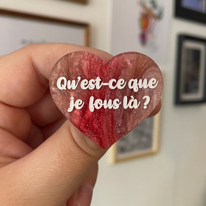 Broche "Qu'est-ce que je fous là ?" en acrylique marbrée blanche, rouge et marron