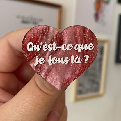 Broche "Qu'est-ce que je fous là ?" en acrylique marbrée blanche, rouge et marron