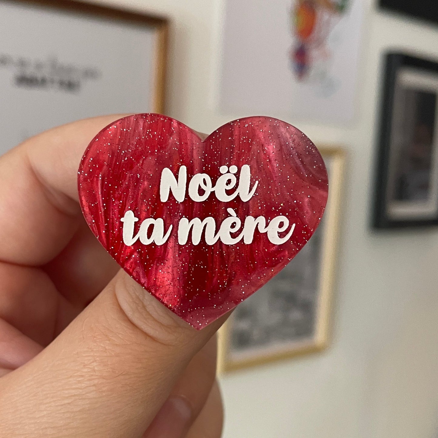 Broche "Noël ta mère" en acrylique marbrée rouge, verte, marron et blanche