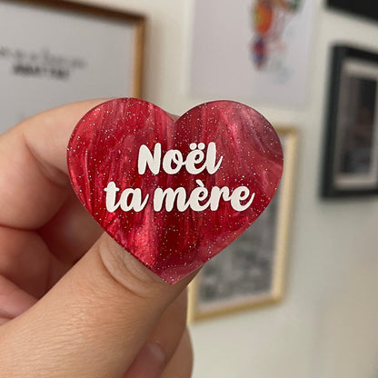 Broche "Noël ta mère" en acrylique marbrée rouge, verte, marron et blanche