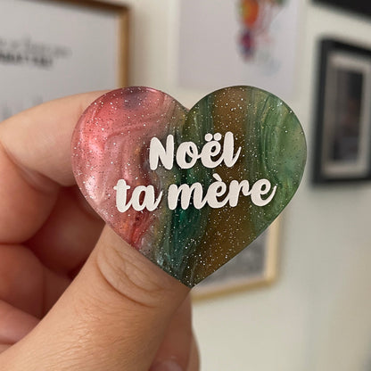 Broche "Noël ta mère" en acrylique marbrée rouge, verte, marron et blanche