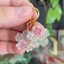 Charger l&#39;image dans la galerie, [VERSION PETITE] Petites boucles d&#39;oreilles fleurs pendantes en acrylique japonaise avec du tissu vert avec des fleurs de cerisiers