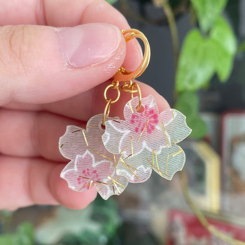 [VERSION PETITE] Petites boucles d'oreilles fleurs pendantes en acrylique japonaise avec du tissu vert avec des fleurs de cerisiers