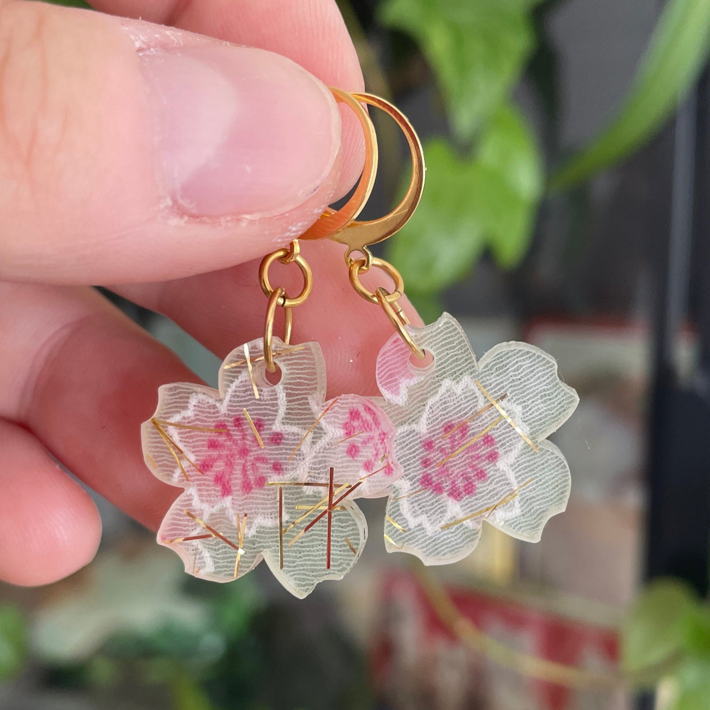 [VERSION PETITE] Petites boucles d'oreilles fleurs pendantes en acrylique japonaise avec du tissu vert avec des fleurs de cerisiers