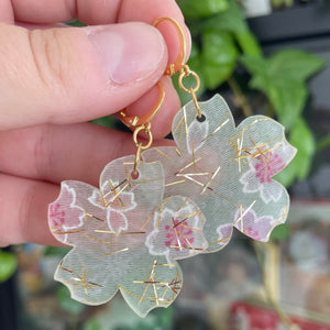 [VERSION GRANDE] Boucles d'oreilles fleurs pendantes en acrylique japonaise avec du tissu vert avec des fleurs de cerisiers