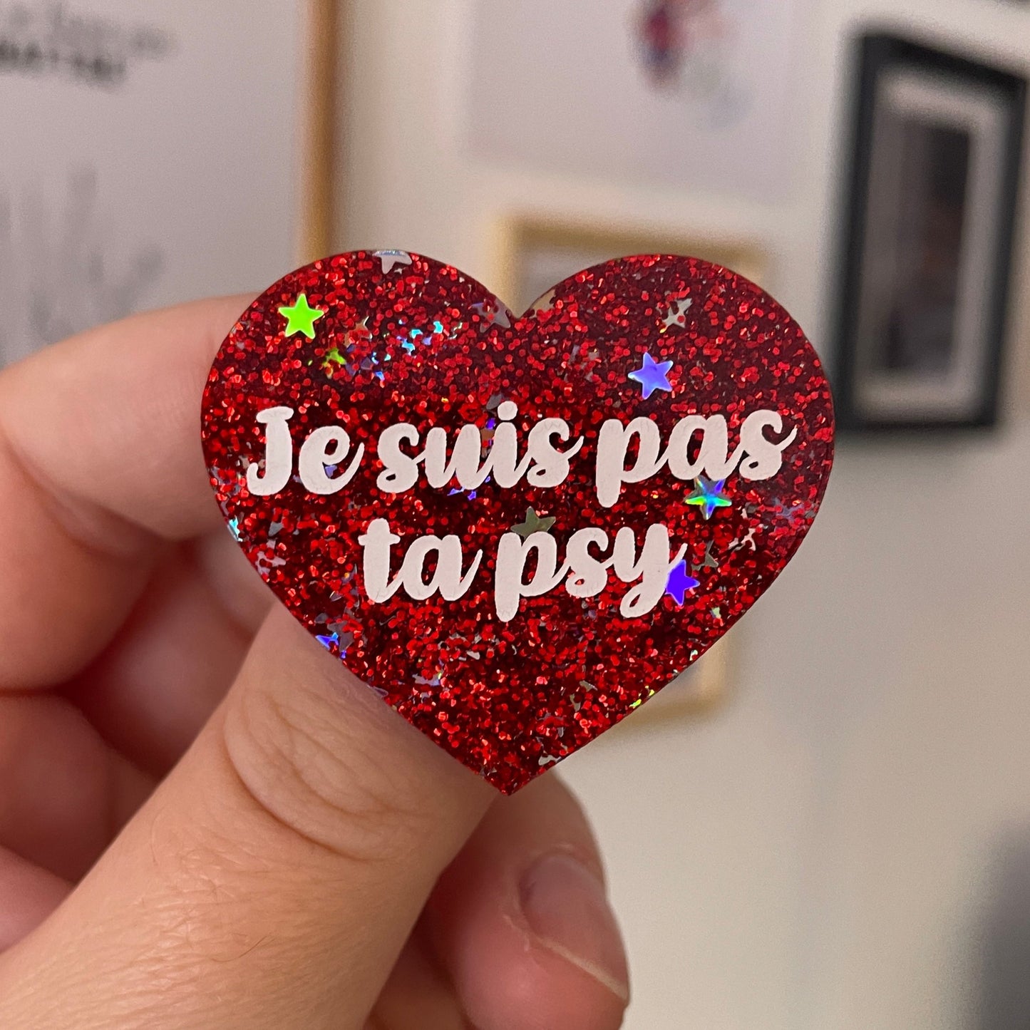 Broche "Je suis pas ta psy" en acrylique rouge à paillettes avec des étoiles