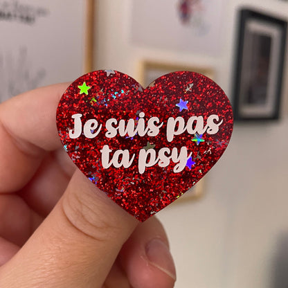 Broche "Je suis pas ta psy" en acrylique rouge à paillettes avec des étoiles