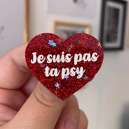 Broche "Je suis pas ta psy" en acrylique rouge à paillettes avec des étoiles