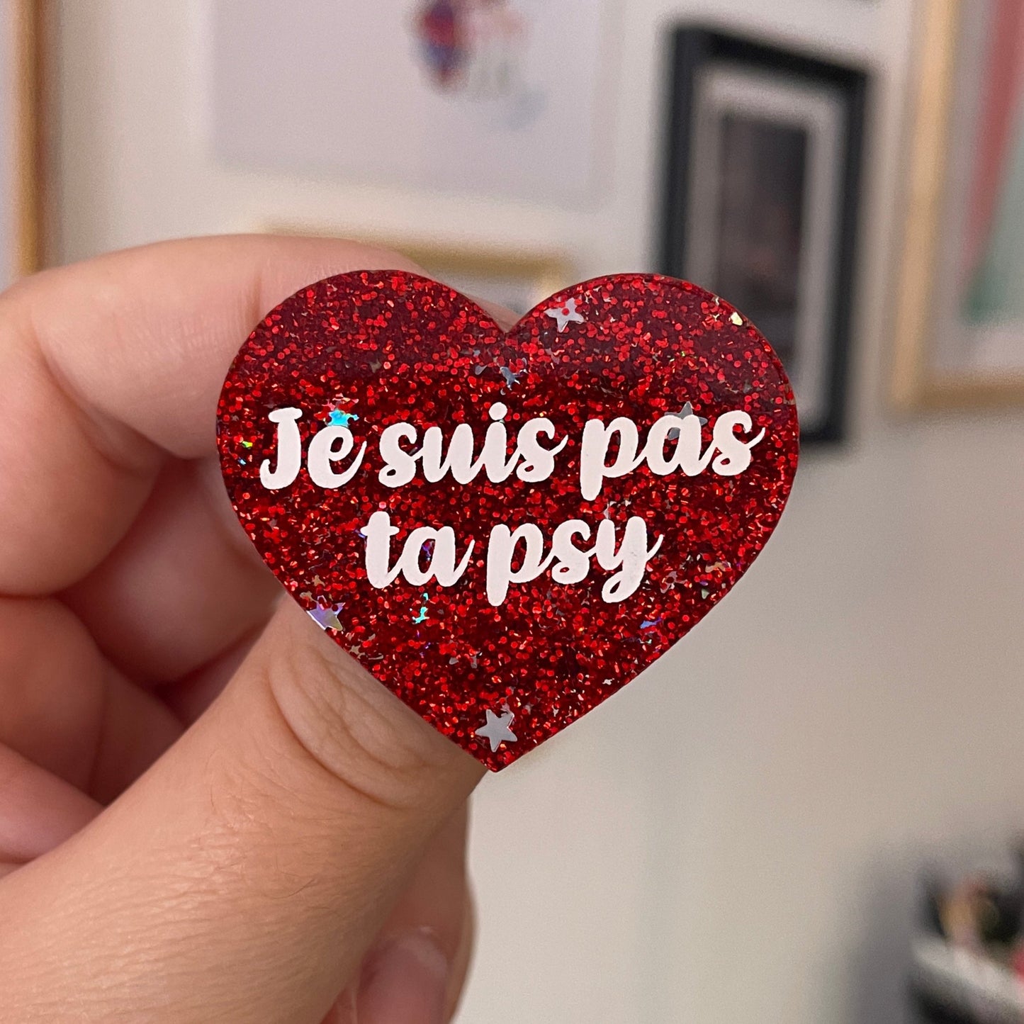 Broche "Je suis pas ta psy" en acrylique rouge à paillettes avec des étoiles