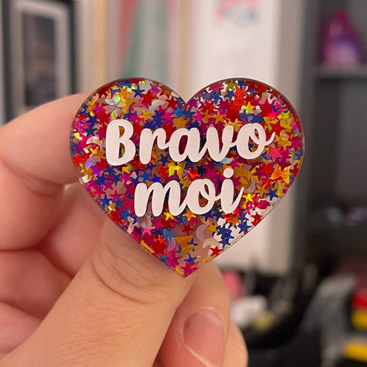 Broche "Bravo moi" en acrylique semi-transparente avec des confettis multicolores