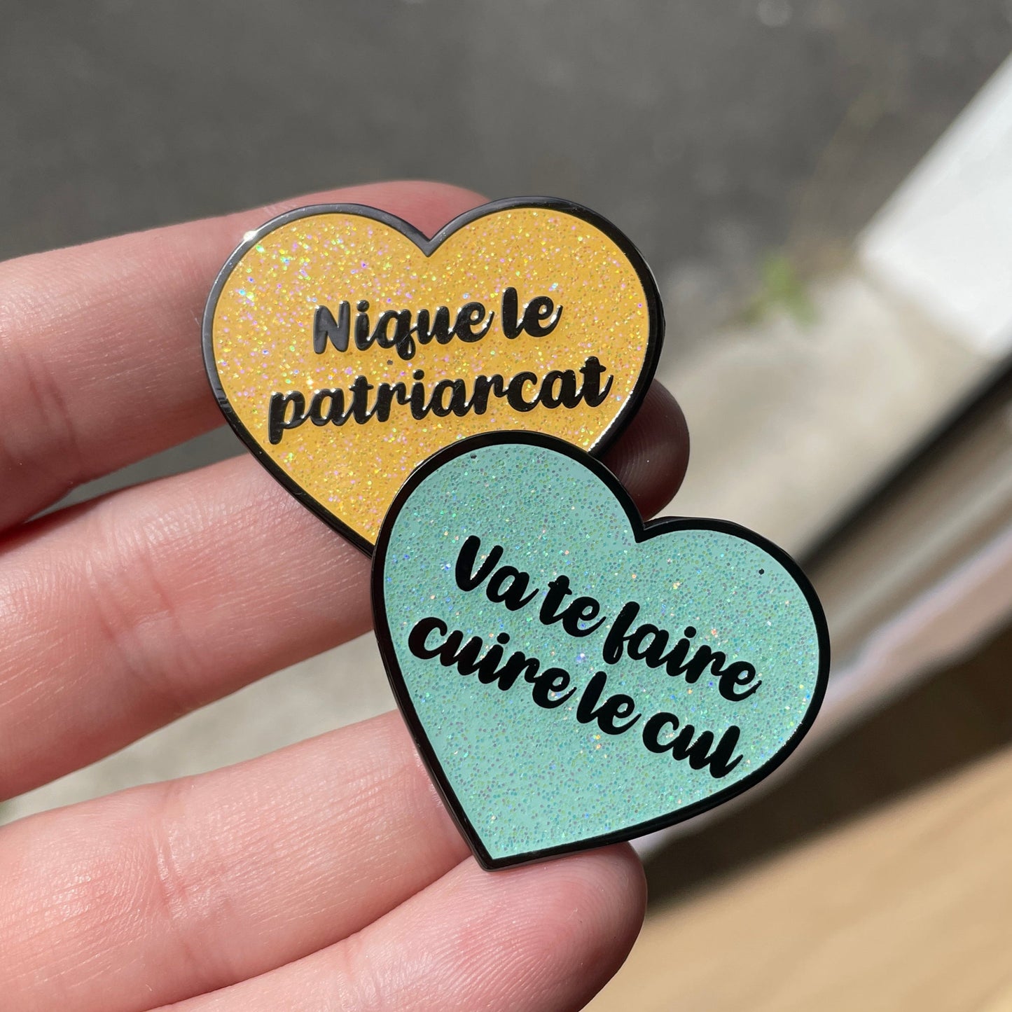 Pin en émail "Va te faire cuire le cul" turquoise à paillettes
