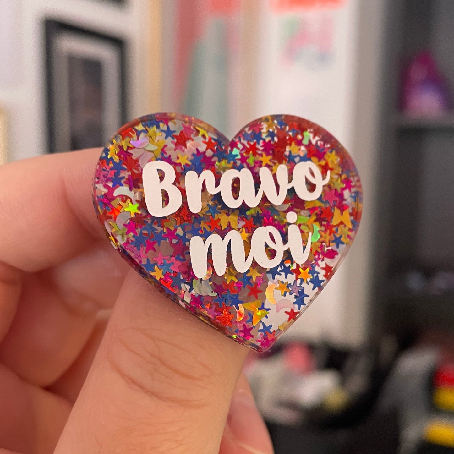 Broche "Bravo moi" en acrylique semi-transparente avec des confettis multicolores