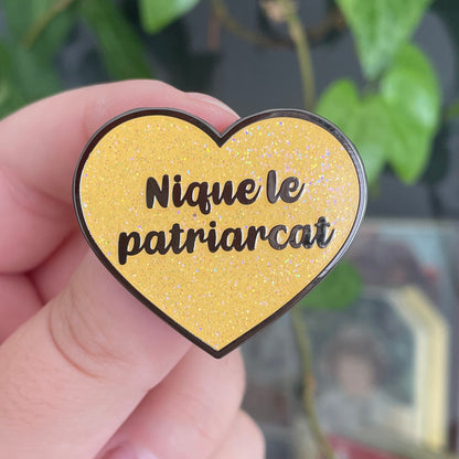 Pin en émail "Nique le patriarcat" jaune à paillettes