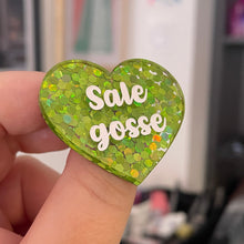 Charger l&#39;image dans la galerie, Broche &quot;Sale gosse&quot; en acrylique semi-transparente avec des confettis verts