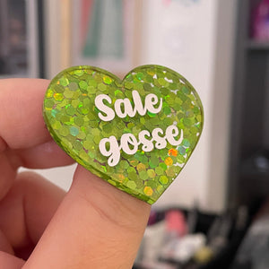 Broche "Sale gosse" en acrylique semi-transparente avec des confettis verts