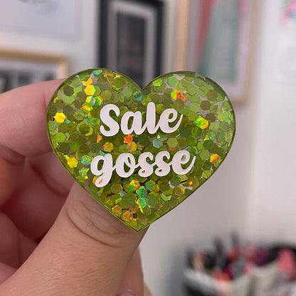 Broche "Sale gosse" en acrylique semi-transparente avec des confettis verts