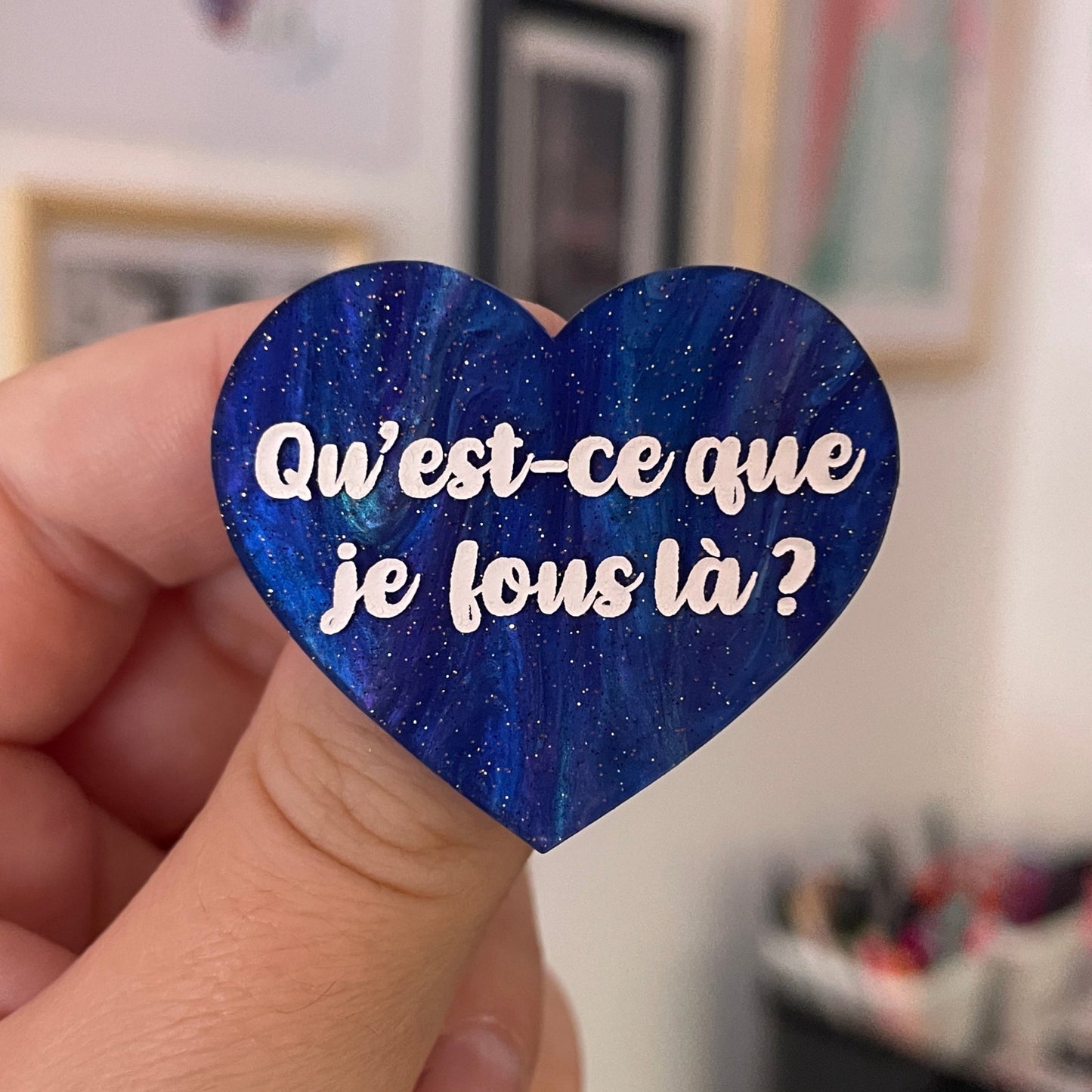 Broche "Qu'est-ce que je fous là ?" en acrylique marbrée bleue à paillettes