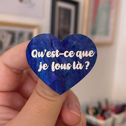 Broche "Qu'est-ce que je fous là ?" en acrylique marbrée bleue à paillettes